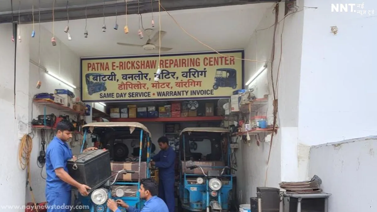 Patna में ई-रिक्शा रिपेयरिंग वर्कशॉप बैटरी बदलते हुए