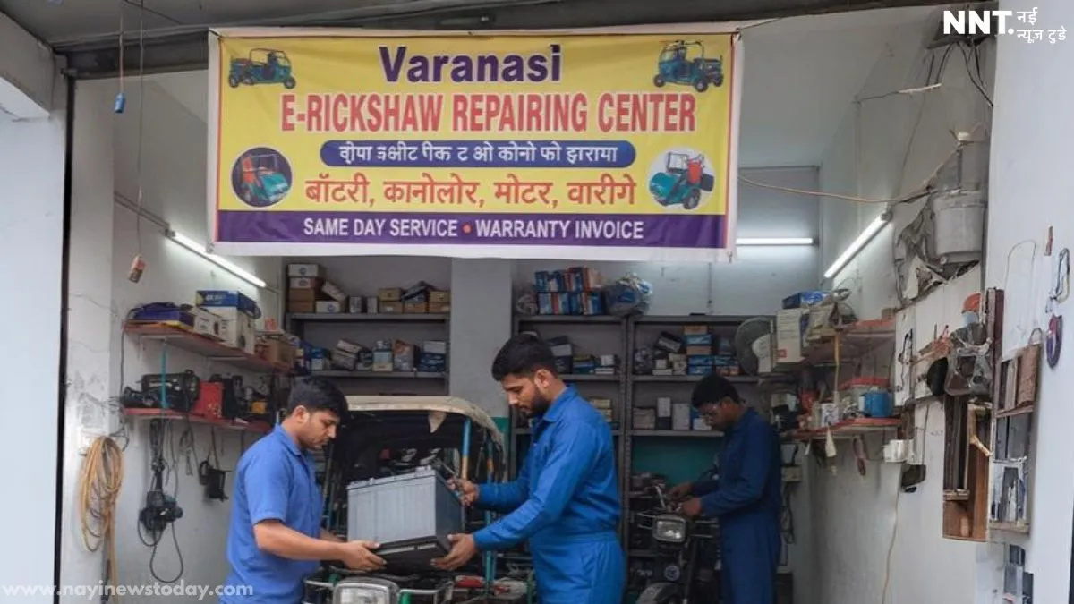 वाराणसी ई-रिक्शा Varanasi कंट्रोलर रिपेयर वर्कशॉपबैटरी बदलते हुए