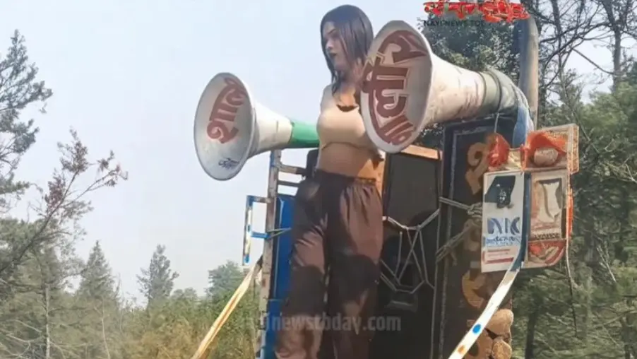 Viral shamshan ghat video trending on social media platforms with thousands of reactions and comments