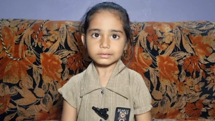 हरदोई की 5 साल की बच्ची की कहानी सोशल मीडिया पर वायरल है। आखिर इस मासूम ने अपनी मां की जान बचाने के लिए ऐसा क्या किया कि यूपी पुलिस भी दंग रह गई? जानें वायरल दावे का सच।