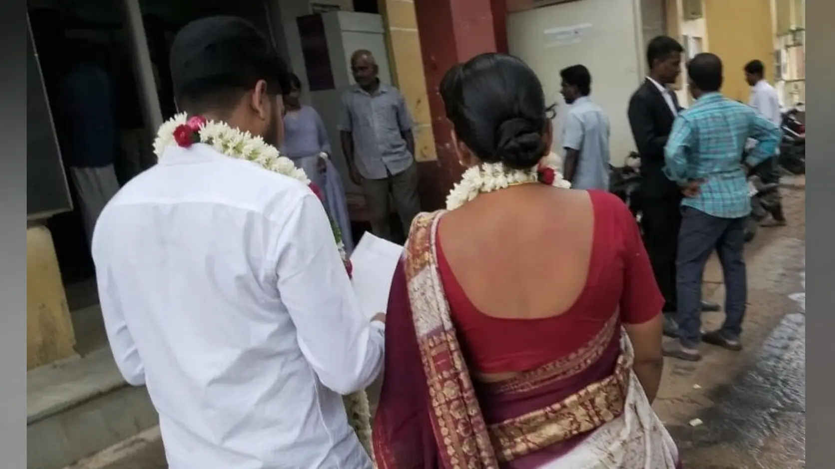 saas-damad-court-marriage-viral-video-kanpur-dehat